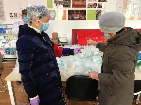 為樓棟分發口罩，并為包裝袋消毒